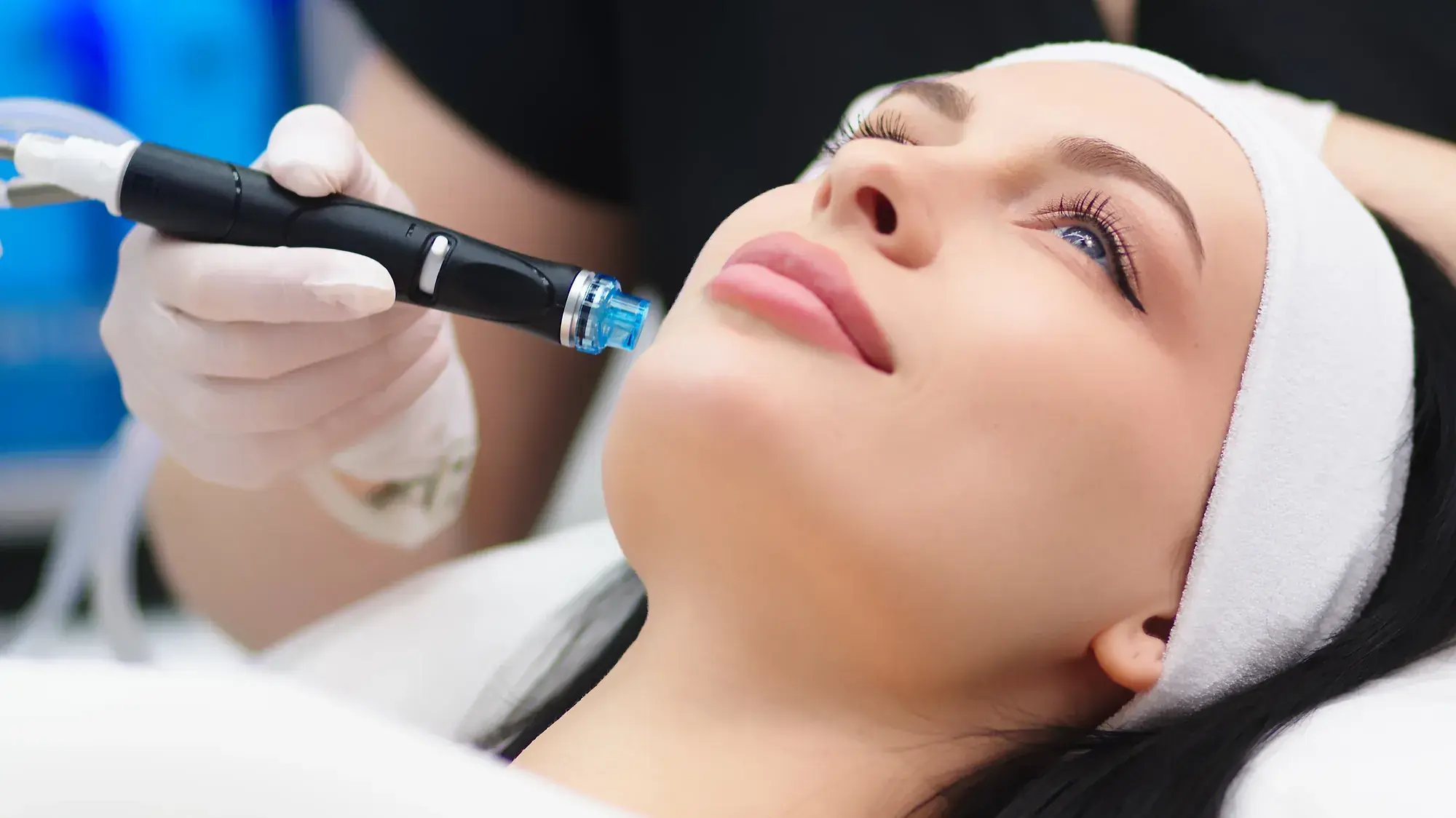 Hydrafacial Avancerad ansiktsbehandling - Resultatinriktad ansiktsbehandling som kombinerar exfoliering, vakuumextraktion och djup återfuktning för klarare och mer balanserad hud.